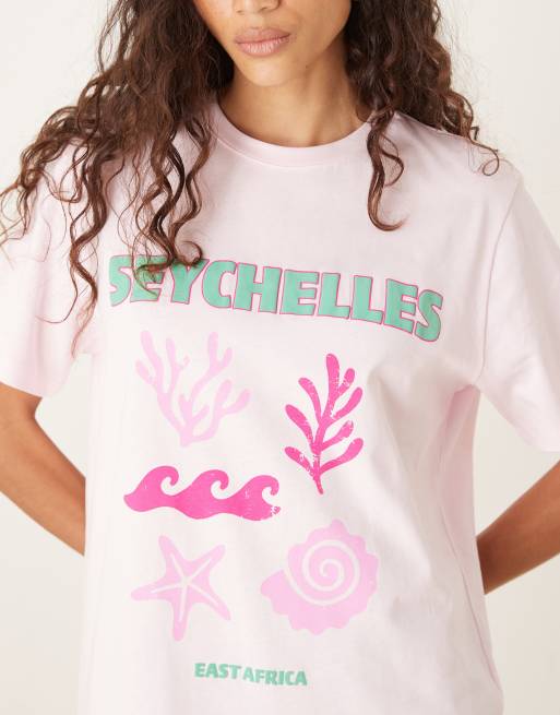 ASOS DESIGN – Rosa t-shirt i regular fit med Seychelles-broderi och snäcktryck, 4 av 4