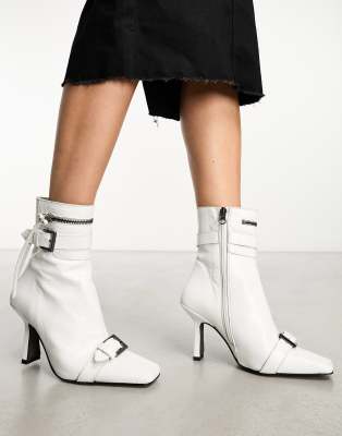 ASOS DESIGN - Rosalia - Stiefel aus hochwertigem Leder in Weiß mit Schnallendetail und mittelhohem Absatz