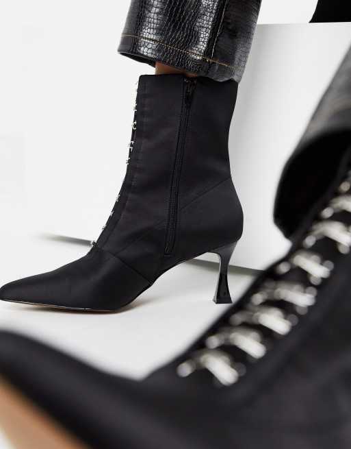 ASOS DESIGN - Rosalie - Puntige satijnen laarzen in zwart, 3 van 4