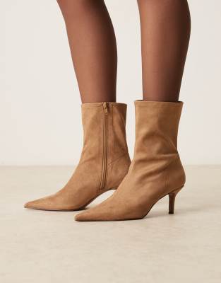 ASOS DESIGN - Rosalind - Ankle-Boots aus Wildlederimitat in Sand mit Kitten-Absatz-Neutral