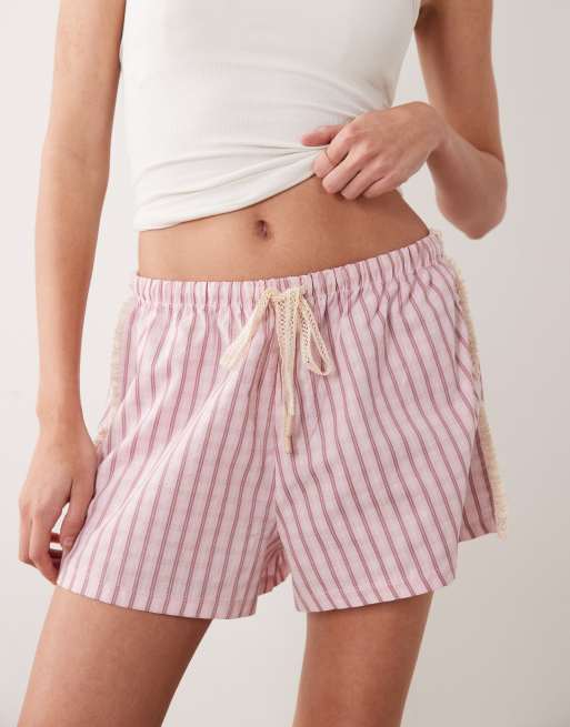 ASOS DESIGN – Rosarutiga pyjamasshorts i boxermodell med spetskant och midjeband, 4 av 5
