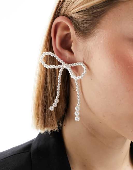 ASOS DESIGN – Rosettformade stiftörhängen med vita fuskpärlor