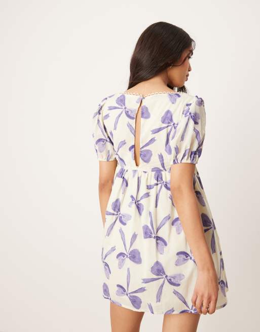 ASOS DESIGN – Rosettmönstrad smockklänning i minilängd med rosett framtill och spetsdetaljer, 2 av 4