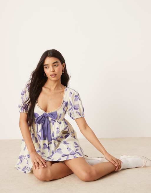 ASOS DESIGN – Rosettmönstrad smockklänning i minilängd med rosett framtill och spetsdetaljer, 4 av 4