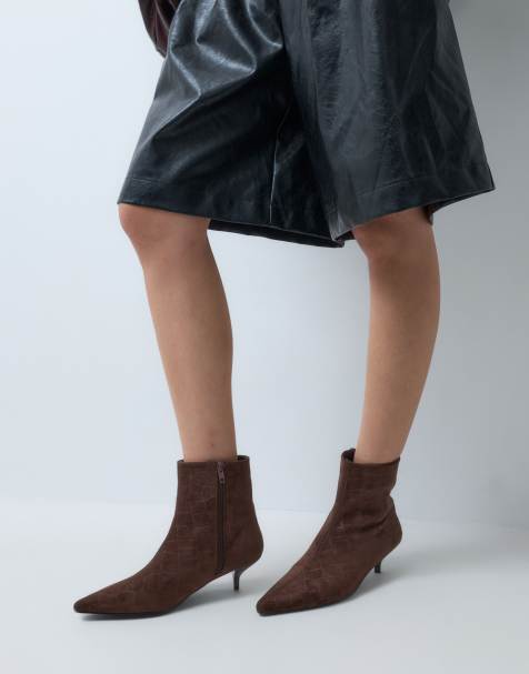 ASOS DESIGN Rosia enkellaarzen met kittenhak in reliëf chocoladebruine croco - view 1