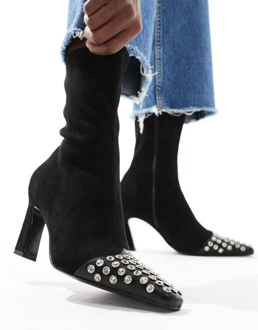 ASOS DESIGN Rosie Sock Boots in Schwarz mit mittelhohem Absatz und nietenbesetzter Zehenkappe