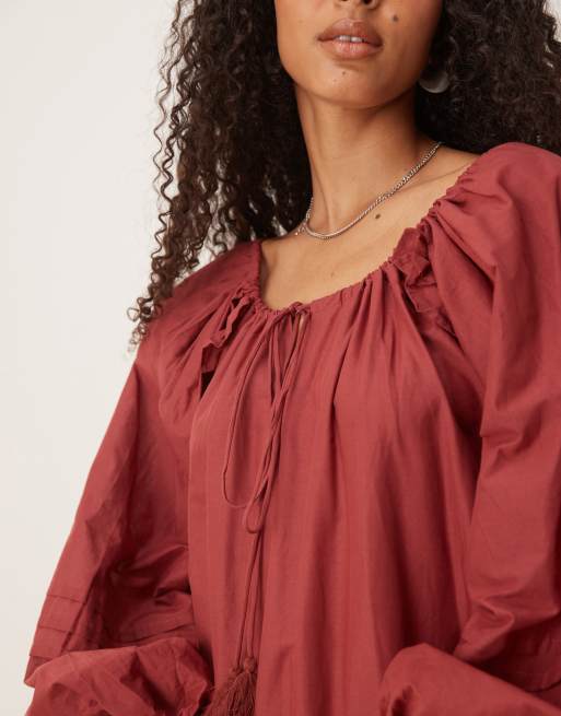 ASOS DESIGN – Rostfärgad maxiklänning med rynkad, kanalsydd halsringning och panelsydd nederkant, 3 av 4