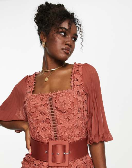 ASOS DESIGN – Rostfärgad miniklänning med spets, plisserad chiffong och satinbälte, 3 av 4