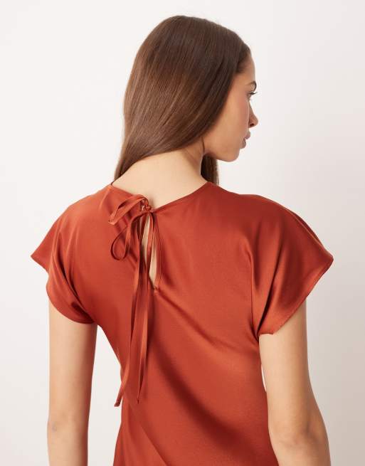 ASOS DESIGN – Rostfärgad slipklänning i satin med maxilängd, holkärmar och dekorativ söm, 2 av 4