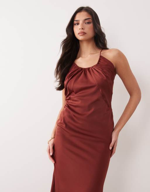 ASOS DESIGN – Roströd, diagonalskuren midaxiklänning med djup halsringning, 2 av 4