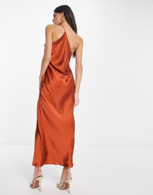 ASOS DESIGN – Roströd enaxlad midaxiklänning med drapering baktill av satin, 2 av 4