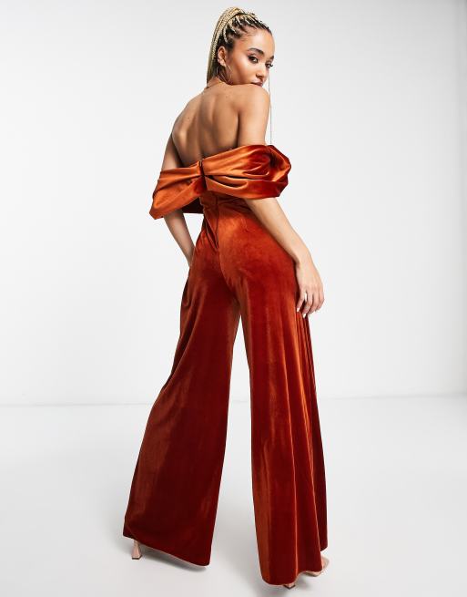 ASOS DESIGN – Roströd off shoulder-jumpsuit med vida ben i sammet, 2 av 4