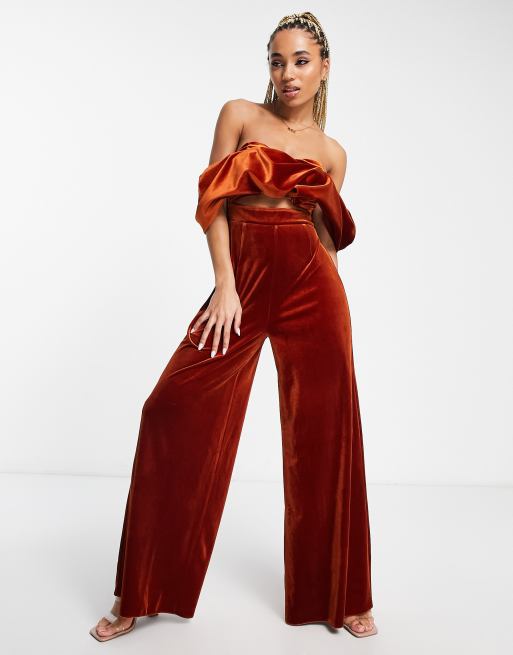 ASOS DESIGN – Roströd off shoulder-jumpsuit med vida ben i sammet, 4 av 4