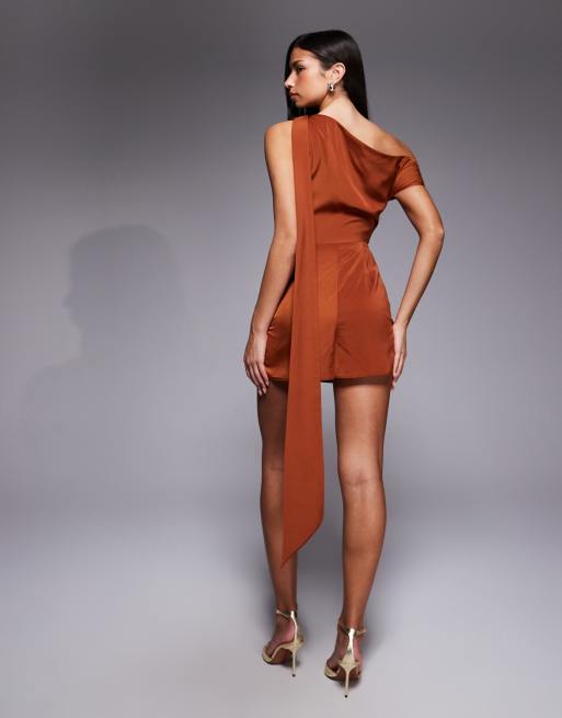 ASOS DESIGN – Roströd playsuit med scarf och en bar axel i satin, 2 av 4