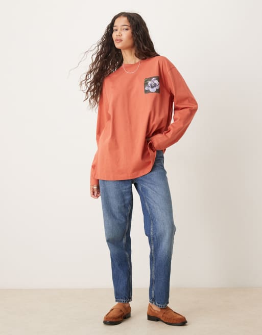 ASOS DESIGN – Roströd topp i oversize med långa ärmar och blommigt tryck baktill, 4 av 4