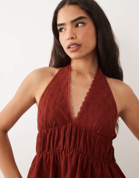 ASOS DESIGN – Roströd topp med broderie anglaise, halterneck och spetskant - view 1