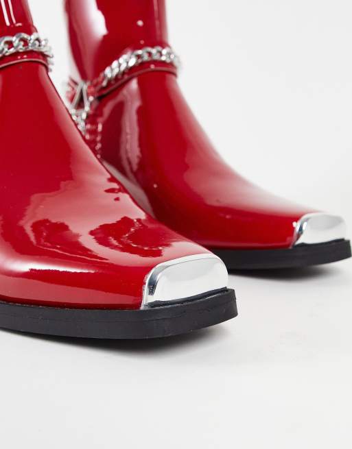 ASOS DESIGN – Rot lackierte Chelsea-Stiefel im Westernstil mit silberfarbener Kette und Blockabsatz, 3 von 4
