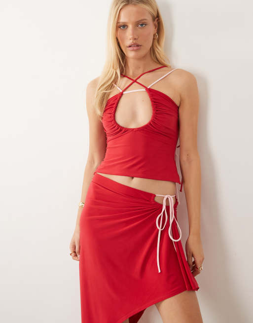 ASOS DESIGN – Rött set med åtsmitande halterneck-topp med djup v-ringning och smala axelband, 2 av 3