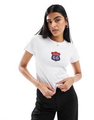 ASOS Design - Route 66 - Besticktes, knapp geschnittenes T-Shirt in Elfenbein-Weiß