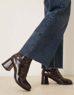 ASOS DESIGN - Royce - Ankle-Boots in dunklem Schokobraun mit Blockabsatz und runder Zehenpartie-Schwarz