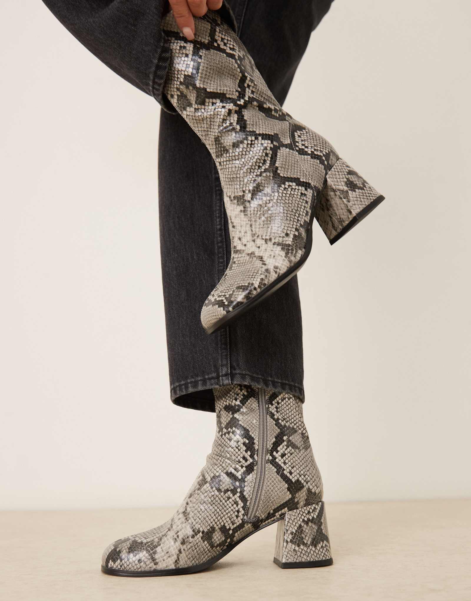 Ботильоны ASOS DESIGN Royce с круглым носком на массивном каблуке серого цвета из змеиной кожи