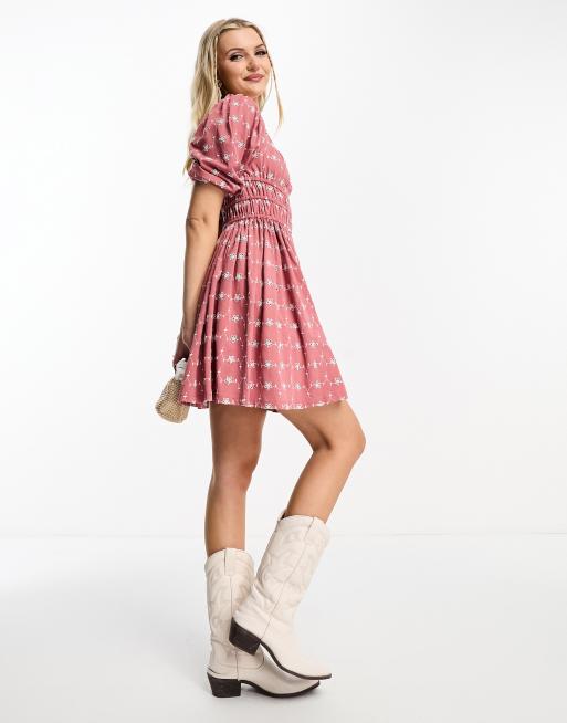 ASOS DESIGN – Różano-biała sukienka mini z dekoltem karo, marszczeniem w talii i haftem angielskim