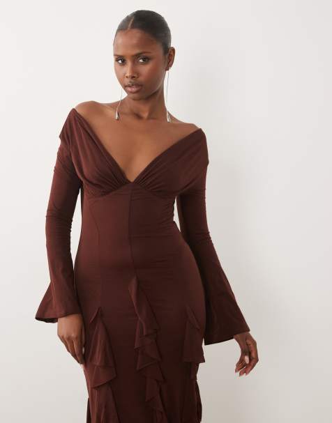 ASOS DESIGN rozciągliwa szyfonowa sukienka maxi z odkrytymi ramionami, długim rękawem i wstawkami godet w kolorze czekoladowym - view 1
