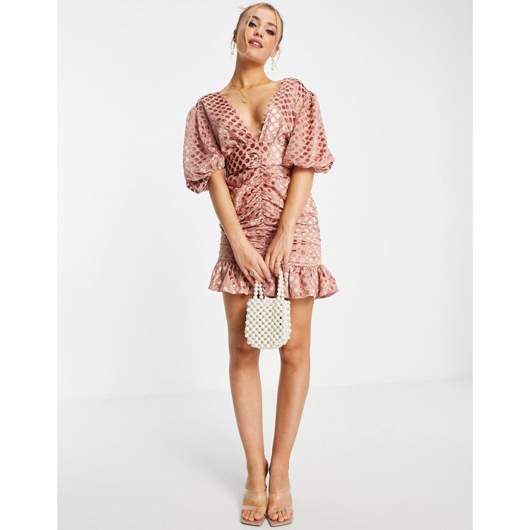 ASOS DESIGN – Różowa aksamitna sukienka mini w kropki z bufiastymi rękawami  i paskiem | ASOS