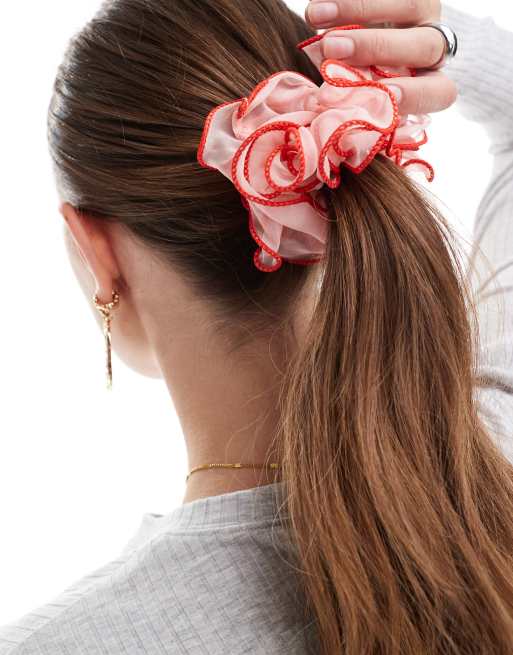 ASOS DESIGN – Różowa gumka do włosów z podwójną falbanką i czerwonym obszyciem