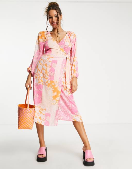 ASOS DESIGN – Różowa kopertowa sukienka koszulowa midi w patchworkowy wzór z paskiem
