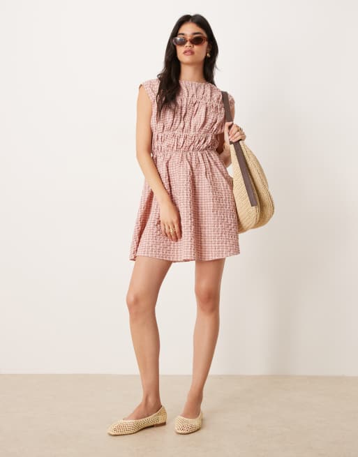 ASOS DESIGN – Różowa marszczona u góry sukienka mini z podwójną spódnicą we wzór w kratkę