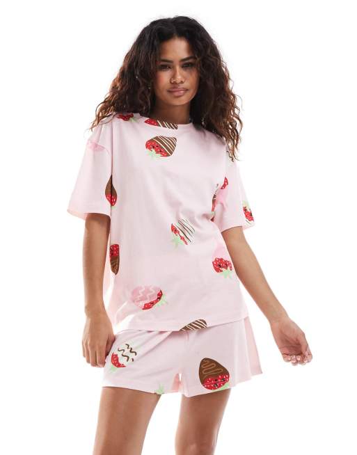 ASOS DESIGN – Różowa piżama we wzór w truskawki w czekoladzie: T-shirt oversize i szorty