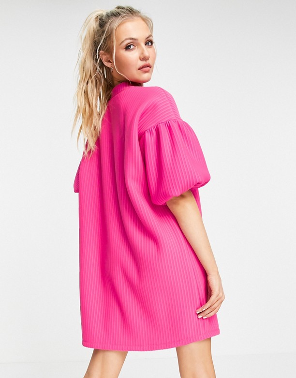 ASOS DESIGN – RÓżowa prążkowana sukienka mini z zabudowanym dekoltem i bufkami RÓżowy Kup 