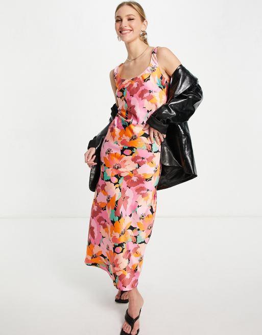 ASOS DESIGN – Różowa satynowa sukienka midi na ramiączkach z dekoltem w kształcie litery U i wzorem w duże kwiaty