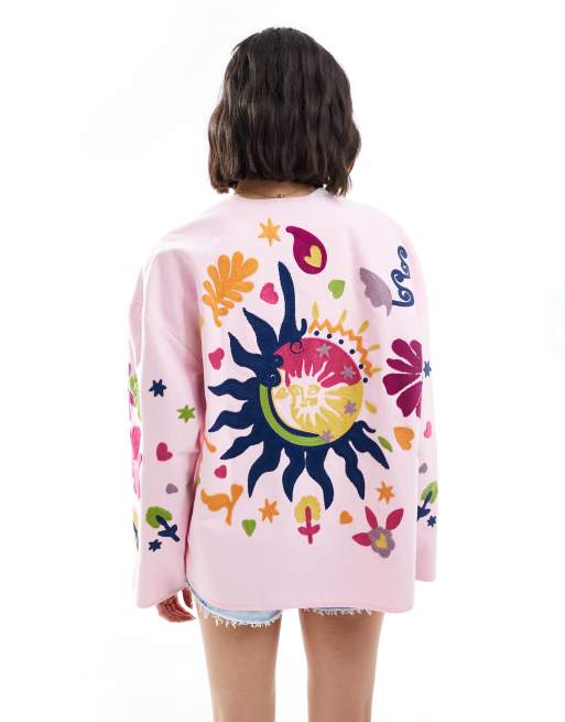 ASOS DESIGN – Różowa sprana kurtka bez kołnierza z haftowanym wzorem, 2 z 4