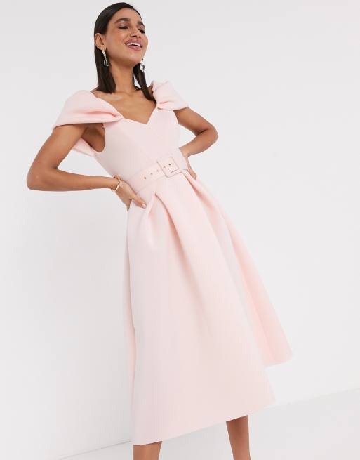 ASOS DESIGN – Różowa sukienka midi na studniówkę z krótkim kimonowym rękawem i paskiem