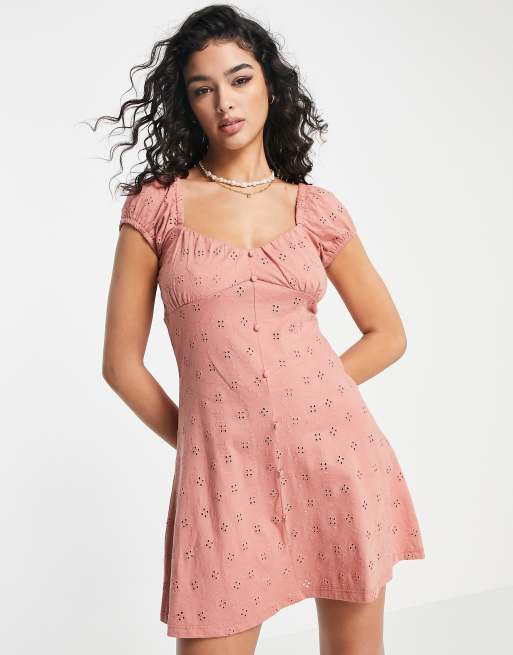 ASOS DESIGN – Różowa sukienka wiązana mini z haftem angielskim na biuście i zapięciem na guziki