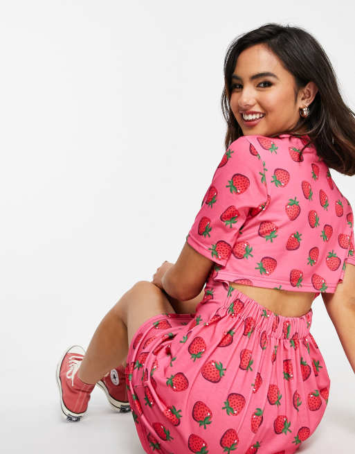 ASOS DESIGN – Różowa T-shirtowa sukienka mini z odkrytymi plecami i wzorem w czerwone truskawki