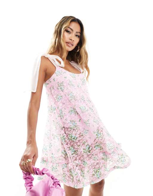 ASOS DESIGN – Różowa wiązana na ramionach sukienka mini w stylu babydoll w kwiatowy wzór z koronką