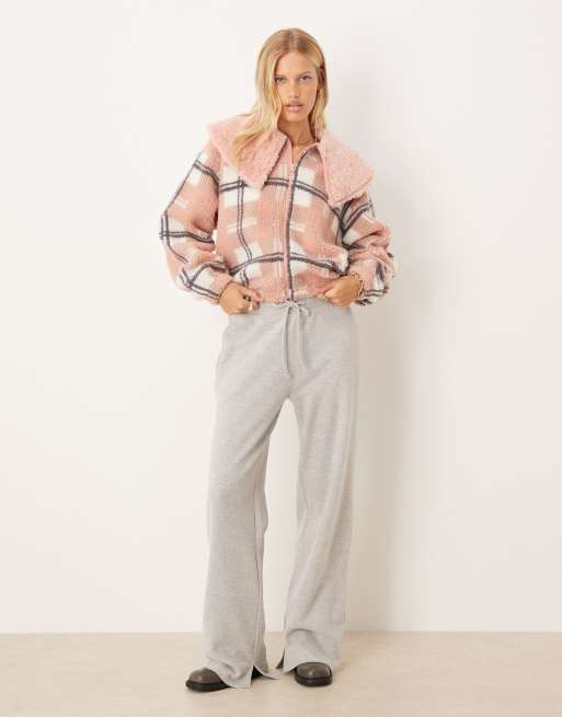 ASOS DESIGN – Różowa zapinana na zamek kurtka polarowa ze sztucznego kożuszka w kratkę z kołnierzem ze sztucznego futra