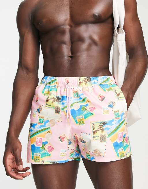 ASOS DESIGN – Różowe krótkie szorty kąpielowe w pocztówkowy wzór