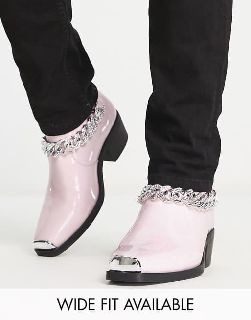 ASOS DESIGN – Różowe lakierowane sztyblety z imitacji skóry z ozdobnym łańcuszkiem i obcasem kubańskim