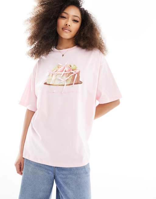 ASOS DESIGN – Różowy T-shirt oversize z grafiką tortu i satynowymi kokardkami