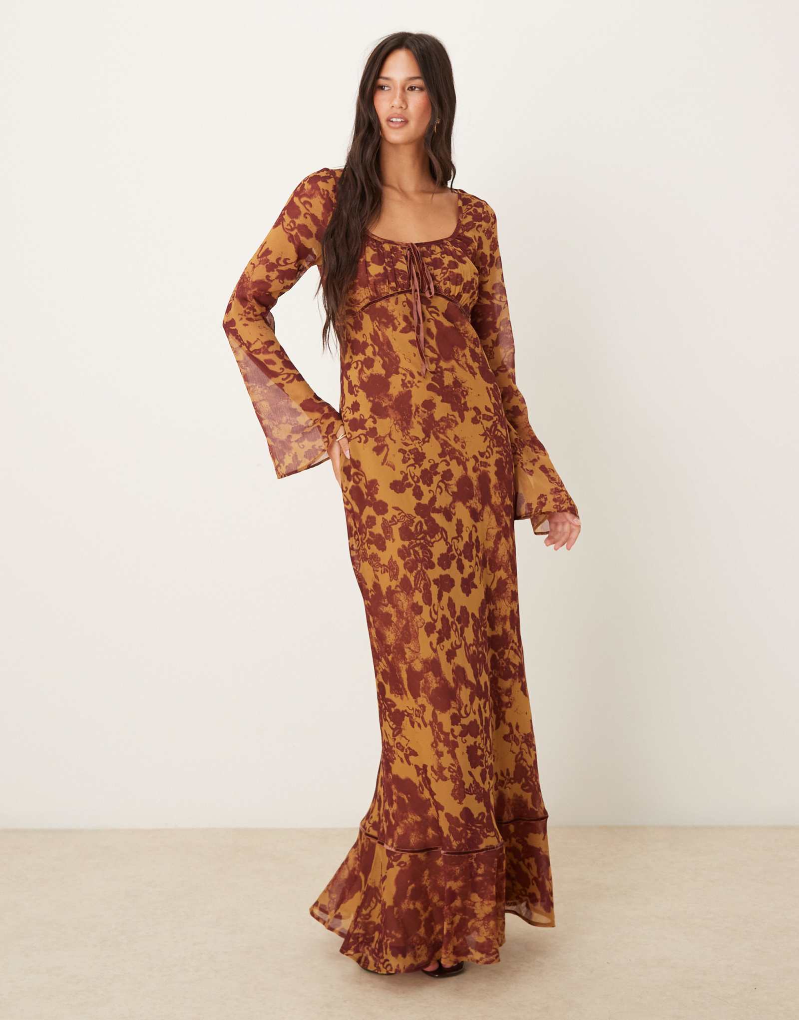 ДИЗАЙНЕРСКОЕ макси-платье ASOS с рюшами на груди и длинным рукавом в оранжевом абстрактном стиле