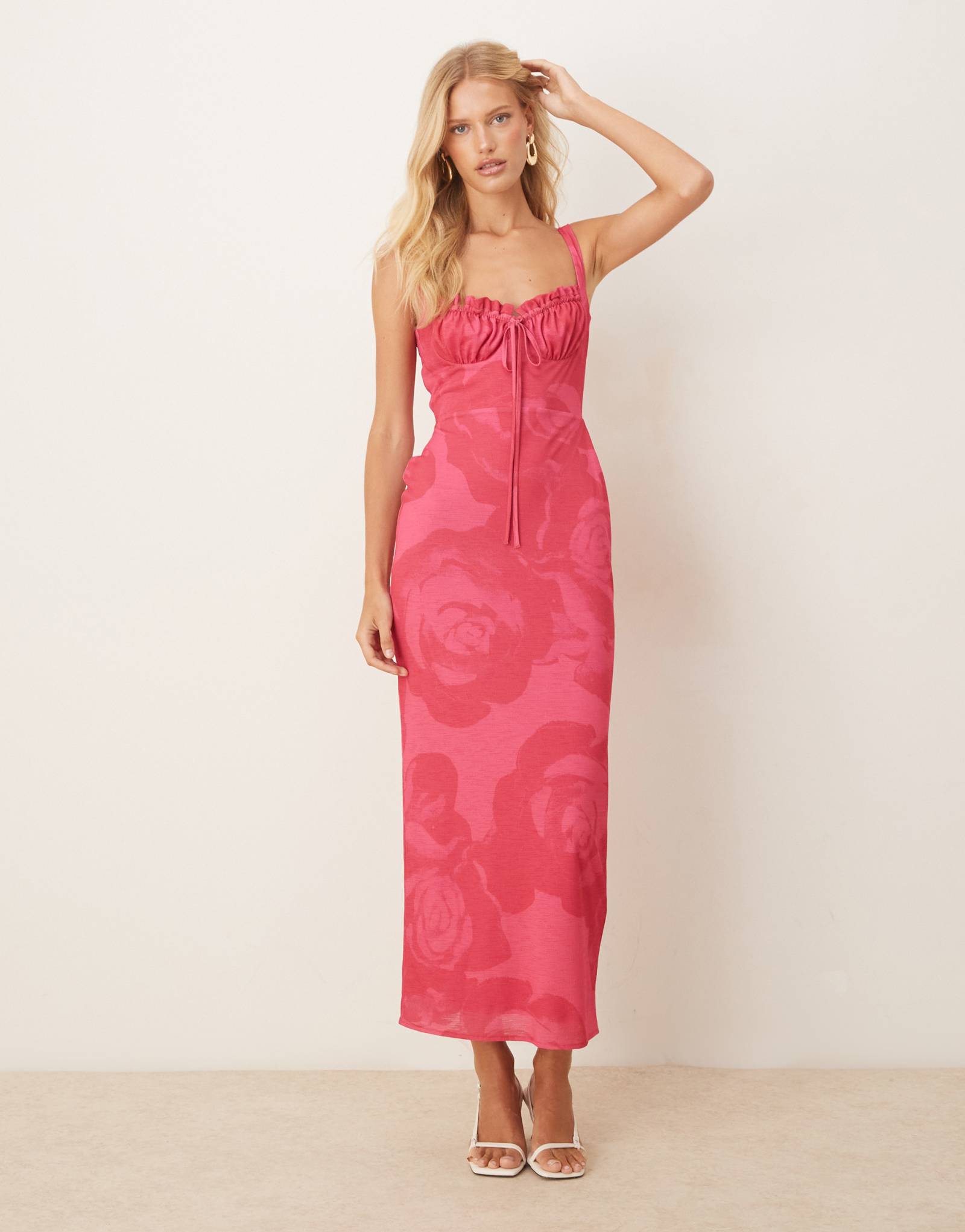 Платье миди с рюшами на груди от ASOS DESIGN нежно-розового цвета в цветочек