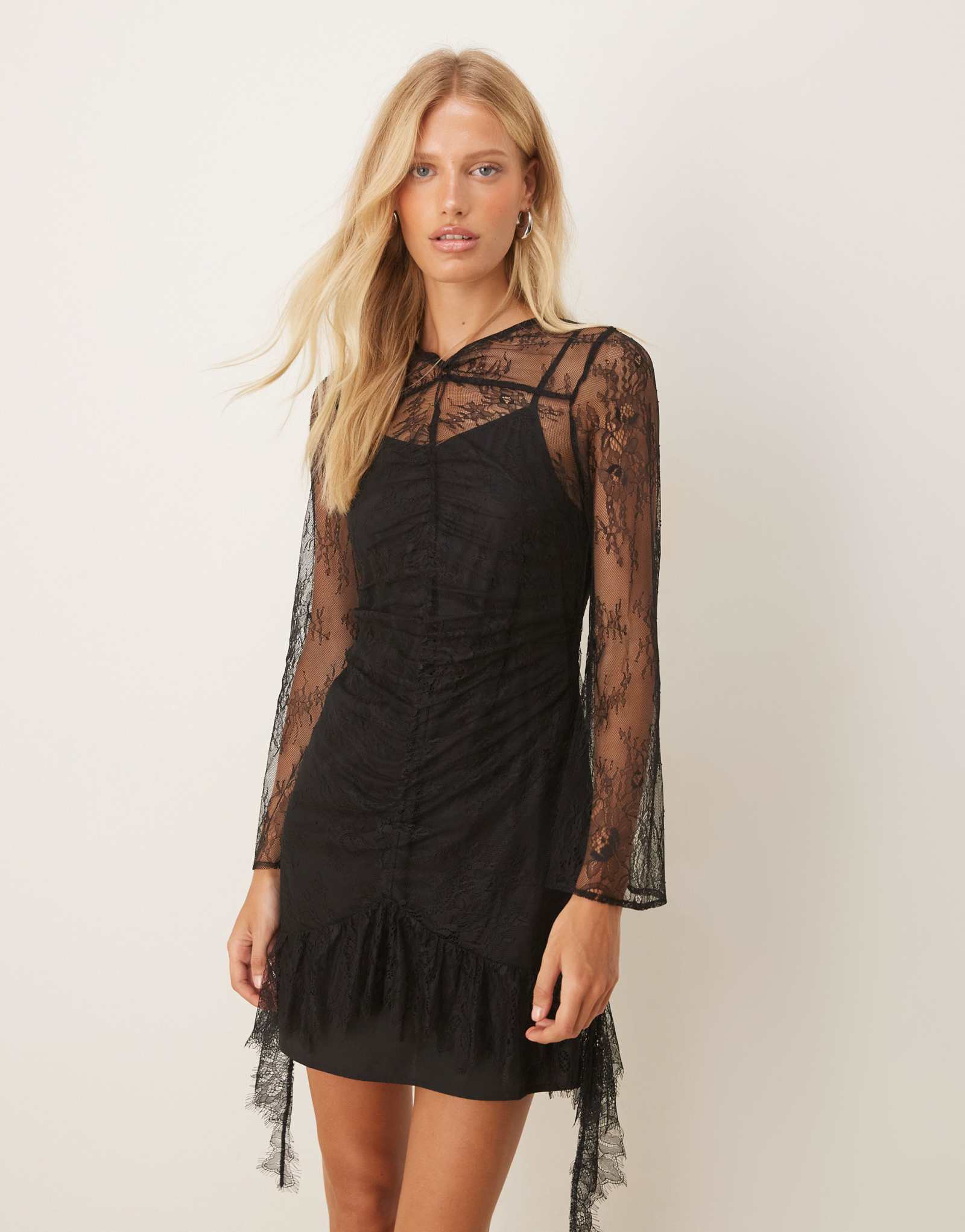 ДИЗАЙНЕРСКОЕ кружевное мини-платье ASOS с рюшами спереди черного цвета