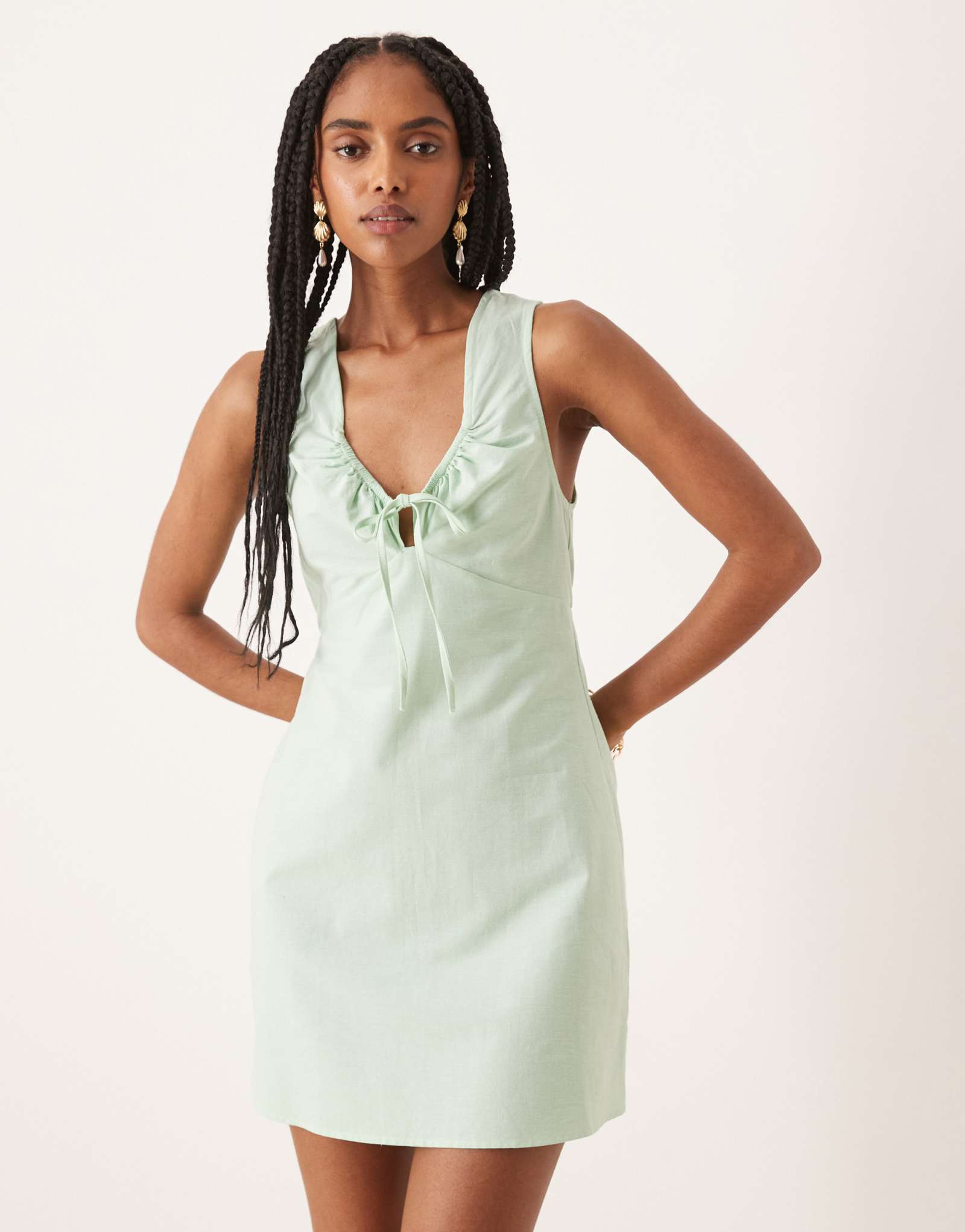 ДИЗАЙНЕРСКОЕ мини-платье ASOS с рюшами на шее цвета шалфея