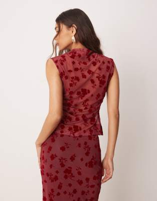 ASOS DESIGN - Rød top med høj hals, rynkede sider og velouriseret mønster i mesh - Del af sæt