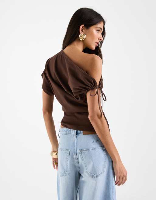 ASOS DESIGN ruched sleeve fallen shoulder waisted tee in chocolate, 4 of 4