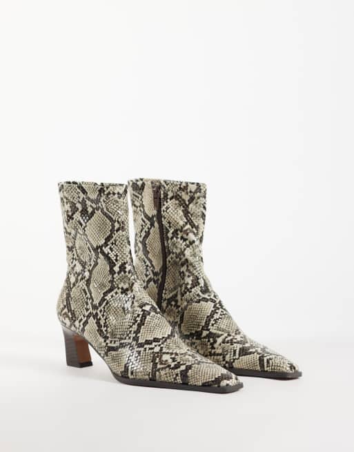 ASOS DESIGN Rudy bottines chaussette à bout effilé et talon imprimé serpent, 2 de 4
